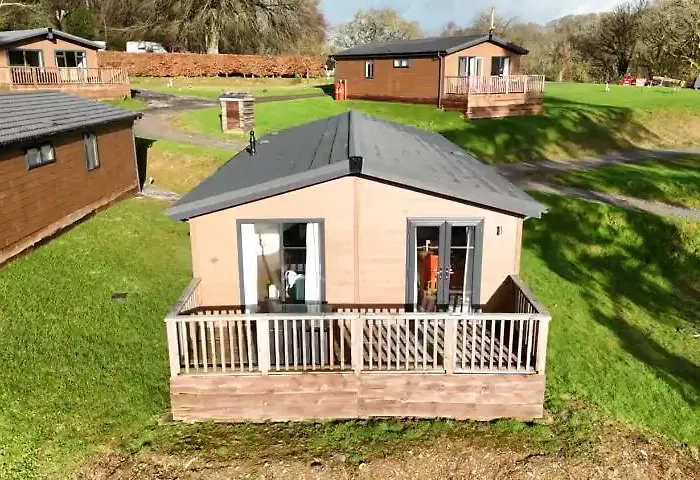 Two Bedroom Lodge In The Country - Owl, Peacock & Meadow