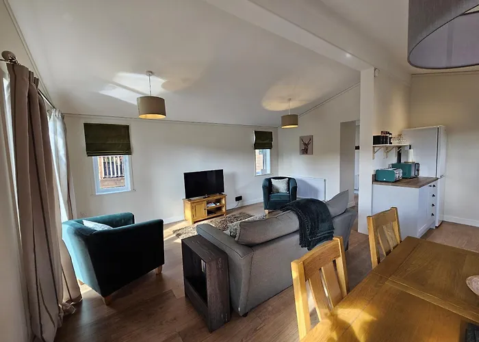 Two Bedroom Lodge In The Country - Owl, Peacock & Meadow