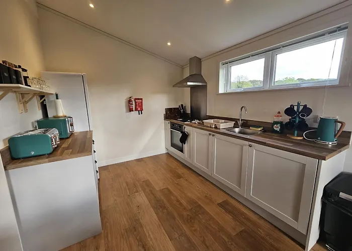 Two Bedroom Lodge In The Country - Owl, Peacock & Meadow