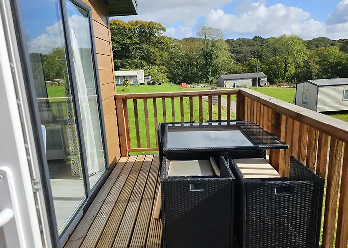 Two Bedroom Lodge In The Country - Owl, Peacock & Meadow